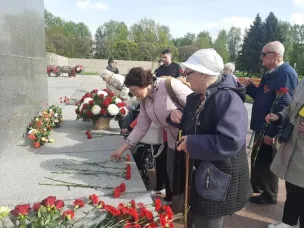 Нижегородские ветераны почтили память жертв блокады на Пискаревском кладбище.