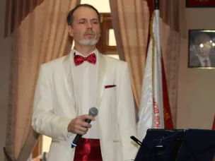 В «Ветеранской гостиной» прозвучали песни Александры Пахмутовой в исполнении солиста театра опера и балета Вадима Соловьева