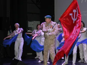 В культурном центре «Рекорд» при участии Дома ветеранов прошла патриотическая акция «Синий платочек»