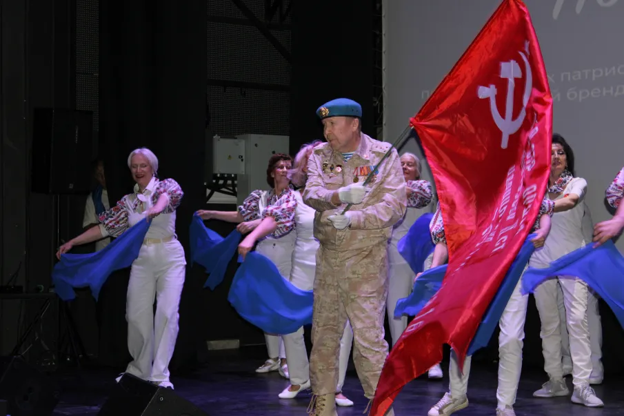 В культурном центре «Рекорд» при участии Дома ветеранов прошла патриотическая акция «Синий платочек»