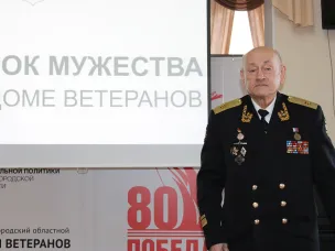 Контр-адмирал Геннадий Яковлев провел «Урок мужества» в Доме ветеранов