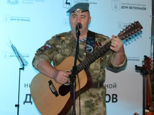 В «Ветеранской гостиной» выступил ветеран боевых действий Олег Шатохин с премьерой  моноспектакля "Чечня. Время вспомнить"