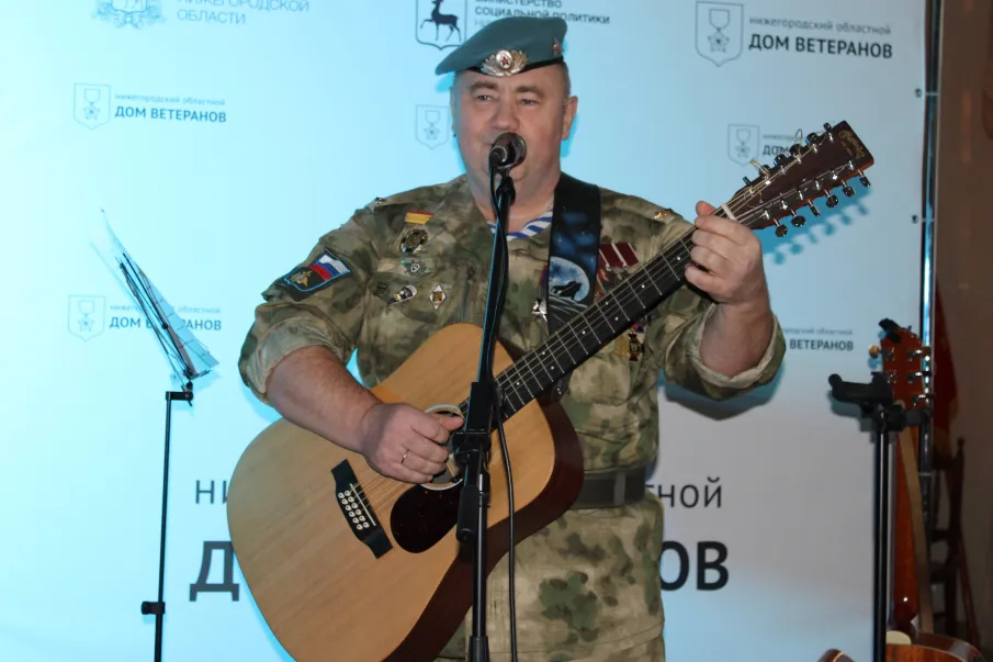 В «Ветеранской гостиной» выступил ветеран боевых действий Олег Шатохин с премьерой  моноспектакля "Чечня. Время вспомнить"