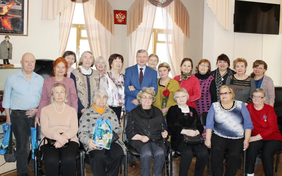 В Доме ветеранов поздравили заслуженных женщин с наступающим праздником 8 марта.