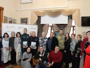 Третий том историй участников СВО представили в «Ветеранской гостиной» на творческой встрече «Центра Пешков»