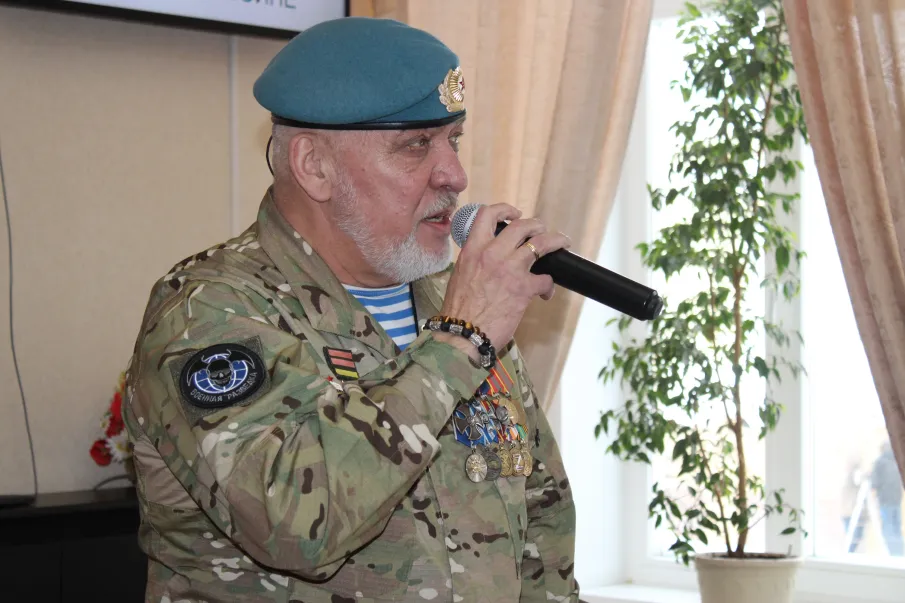 «Урок мужества в Доме ветеранов» провел ветеран боевых действий Алексей Трофимов