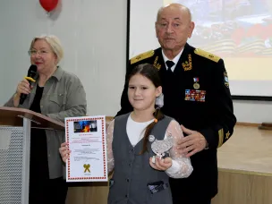 В память об освобождении Ленинграда от фашистской блокады, в 44-й школе проведены фестиваль патриотической песни и уроки мужества