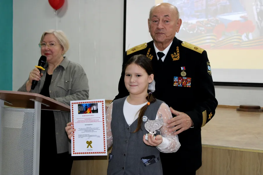 В память об освобождении Ленинграда от фашистской блокады, в 44-й школе проведены фестиваль патриотической песни и уроки мужества