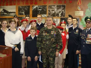 Учащиеся 41-й школы поздравили ветеранов с Днем Героев Отечества и приняли участие в межрегиональной видеоконференции
