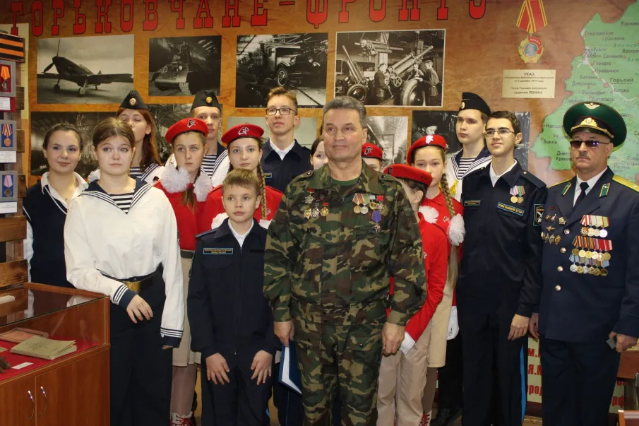 Учащиеся 41-й школы поздравили ветеранов с Днем Героев Отечества и приняли участие в межрегиональной видеоконференции