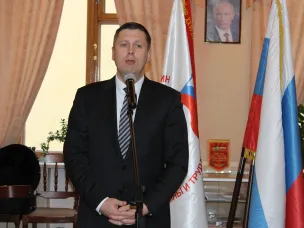 В Доме ветеранов заместитель губернатора Андрей Гнеушев поздравил с юбилеем Андрея Захарова