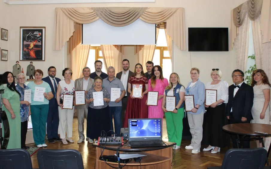 Сотрудников и партнеров Дома ветеранов наградили к Дню социального работника