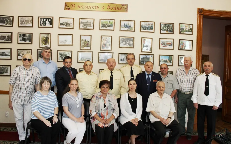 Контр-адмирал Геннадий Яковлев вручил награды за патриотическую работу со школьниками