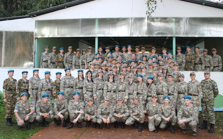 Ветеран боевых действий подполковник Олег Шатохин выступил с моноспектаклем "Время вспомнить" для воспитанников детских муниципальных лагерей